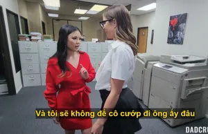 Bố dượng may mắn xoạc cùng lúc nàng nhỏ và em trợ lý riêng